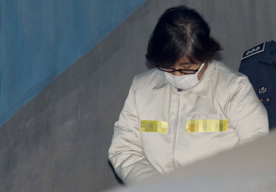 '비선 실세' 최순실 씨가 13일 오후 서울 서초동 서울중앙지법에서 열린 3회 공판에 출석하고 있다. 2017.1.13